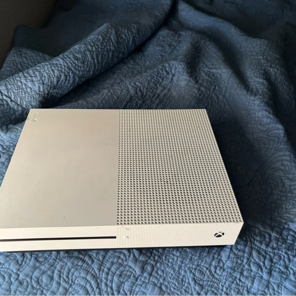 Xbox Console Comes with controller